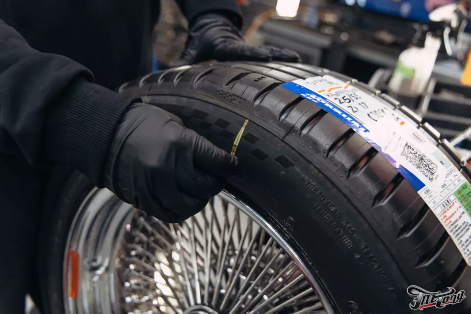 Фирменный шиномонтаж на стендах Hunter для Chevrolet Impala: собрали комплект колес Dayton Wire Wheels с системой knock-off!